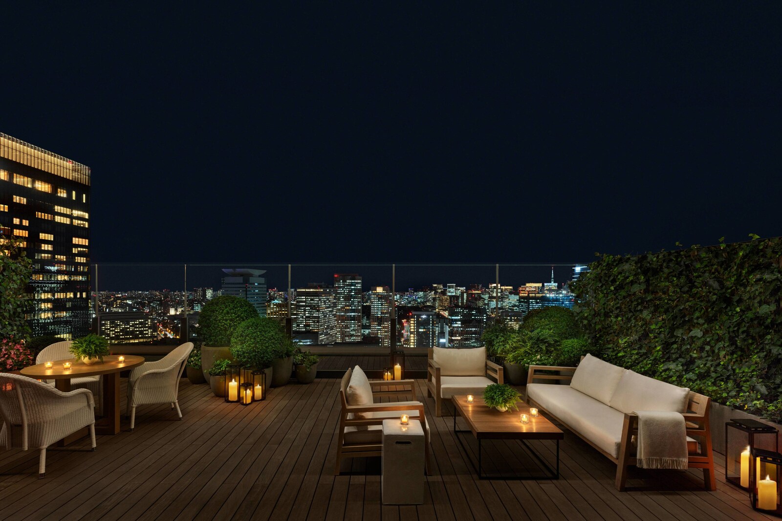東京エディション虎ノ門のテラススイート。緑に囲まれたテラスと夜景
